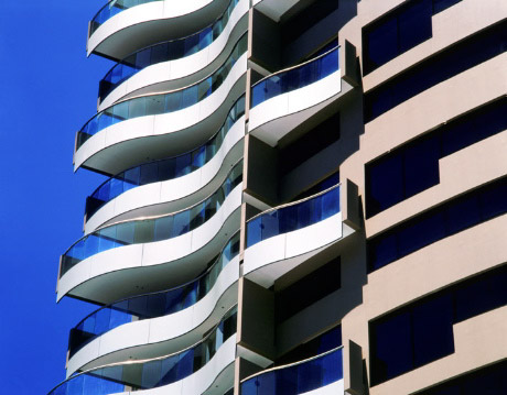 Details of wave-shaped balconies with aluminium sun-protecting downturns