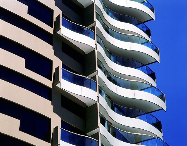 Details of wave-shaped balconies with aluminium sun-protecting downturns