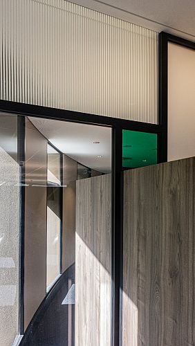 Interplay of different glazing elements in room divider