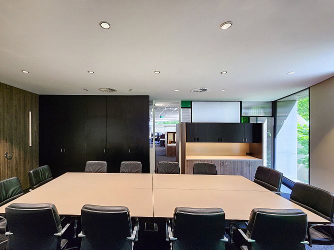 Multi-purpose meeting and board room