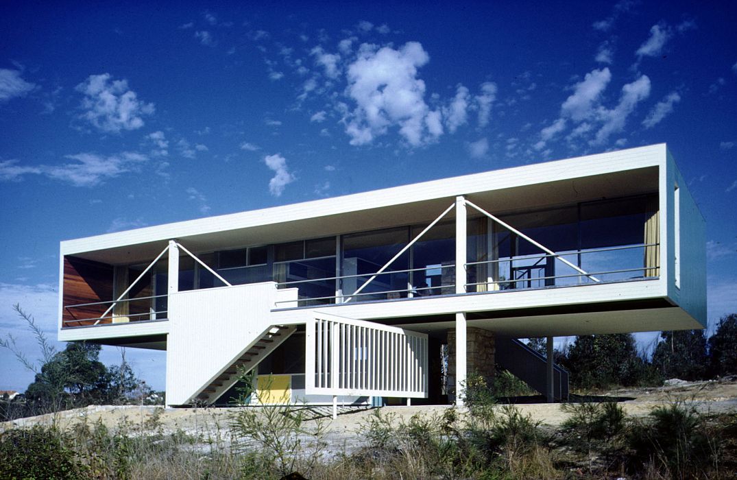 The suspended house with continuous terrace on the North side